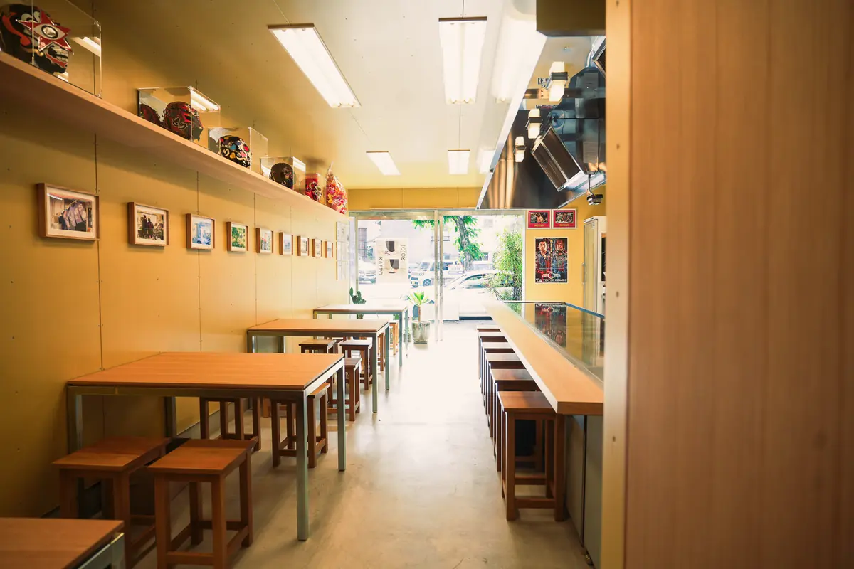 奥へ続く店内 / Inside the restaurant